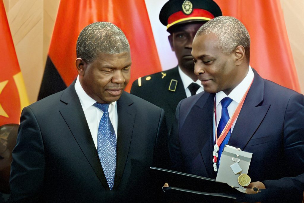 Presidente Chivukuvuku é condecorado