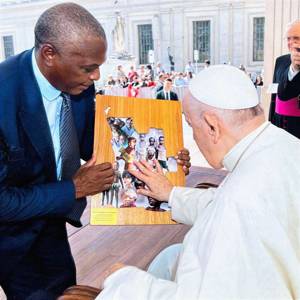 Abel Chivukuvuku com o Papa