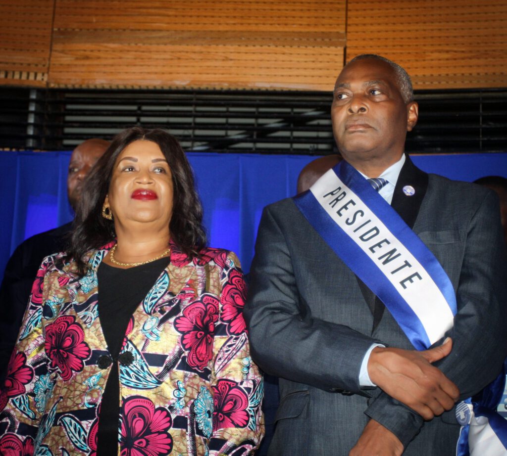Abel Chivukuvuku com Esposa