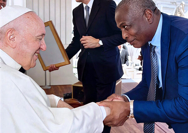 Abel Chivukuvuku com o Papa