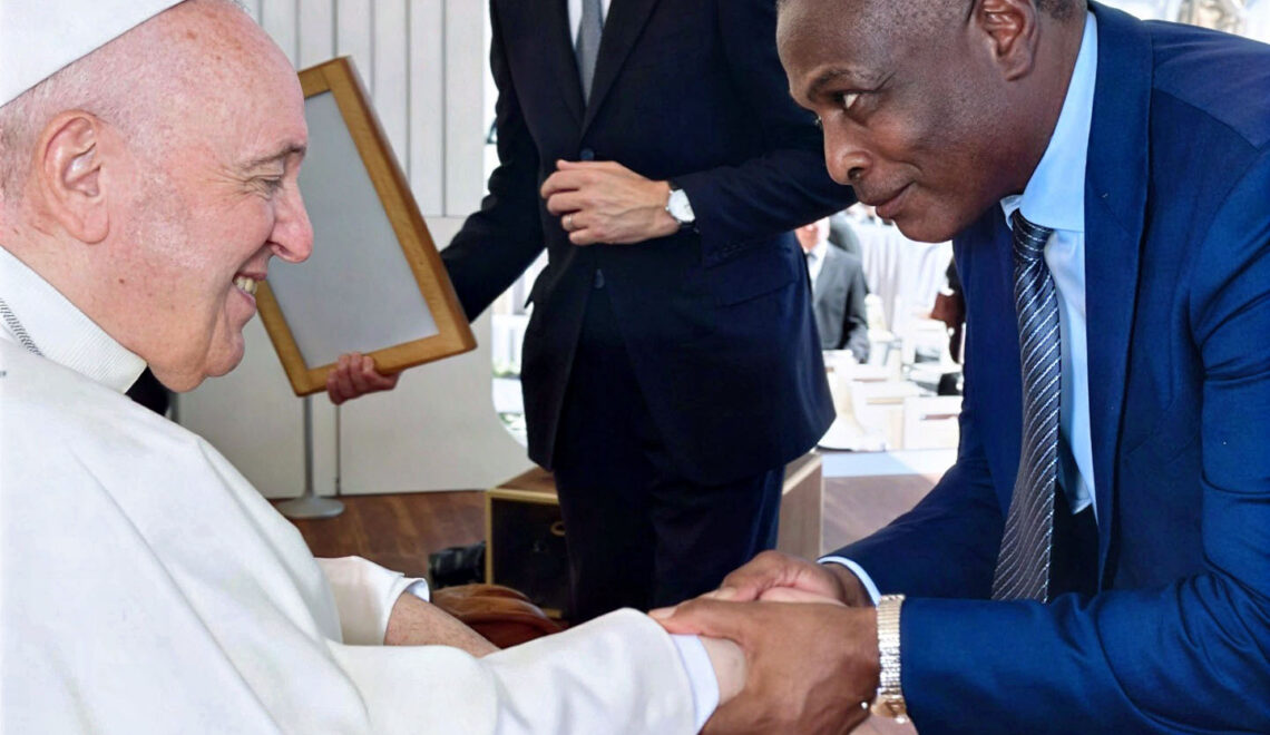Abel Chivukuvuku com o Papa