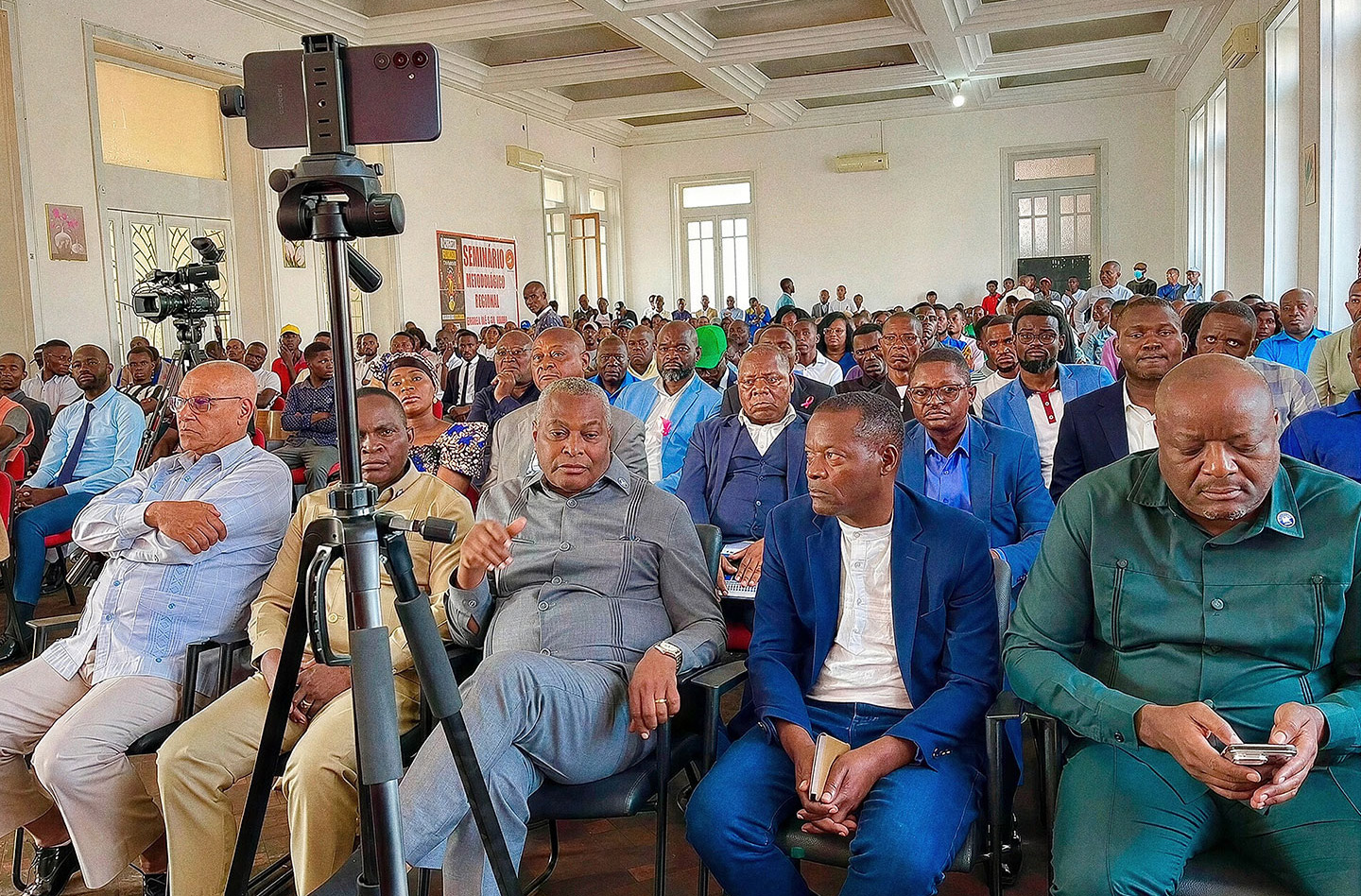 Abel Chivukuvuku na Omunga